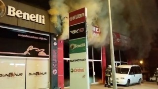 Ortağı cinayetten tutuklanan oto galeri kundaklandı, 5 araç küle döndü