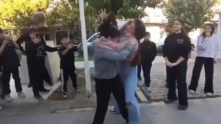 Ortaokullu kızlar birbirine girdi, arkadaşları ayırmak yerine video çekti