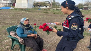 Osmaniye Jandarması Kadınlara Gül ve KADES Broşürü Dağıttı