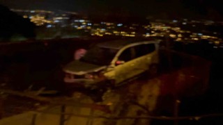 Osmaniyede hafif ticari araç evin damına düştü: 4 yaralı