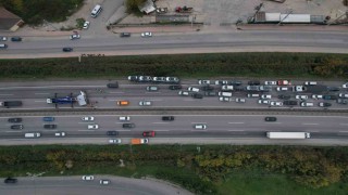 Otobanda tır ile çarpışan nakliyat kamyonu devrildi, kilometrelerce araç kuyruğu oluştu