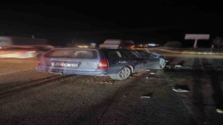 Otobüsle otomobil çarpıştı: 1 ölü, 3 yaralı