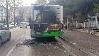 Otobüsün motor kısmı küle döndü, yolcular büyük panik yaşadı