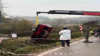 Otomobil dereye uçtu: 2 ölü, 1 yaralı