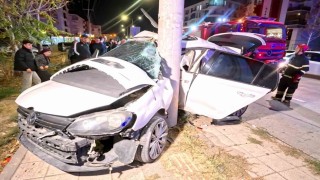 Otomobil direğe saplandı: 2 ağır yaralı