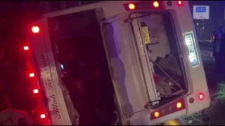 Otomobil ile çarpışan işçi servisi devrildi: 8 yaralı