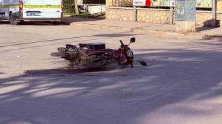 Otomobil ile çarpışan motosikletin sürücüsü ağır yaralandı