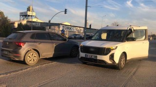 Otomobil ile hafif ticari araç çarpıştı: 6 yaralı