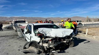 Otomobil ile kamyon çarpıştı: 1 yaralı