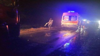 Otomobil ile kamyon çarpıştı: 1i ağır, 3 yaralı