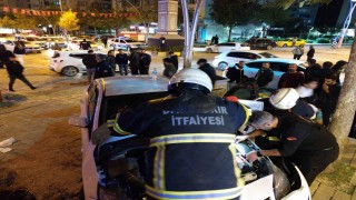 Otomobil, iş yeri merdivenine çarptı: 4 yaralı