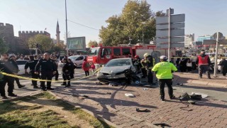 Otomobil ışıkta bekleyen yayaların arasına daldı: 5 yaralı