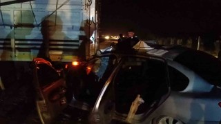 Otomobil kamyona çarptı: 2 yaralı