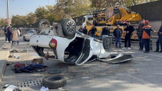 Otomobil karşı şeride geçerek ters döndü: 2 yaralı