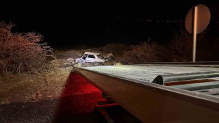 Otomobil kayalıklara çarptı: 1 ölü, 1 yaralı