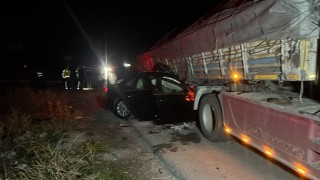 Otomobil tırla çarpıştı: 2 ölü, 2 yaralı