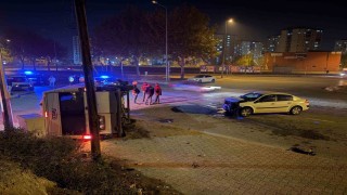 Otomobilin çarptığı servis yan yattı: 2 yaralı