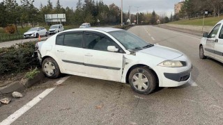 Otomobilin refüjde çarptığı kadınlara karşıdan gelen otomobil de çarptı: 1 ölü, 1 yaralı