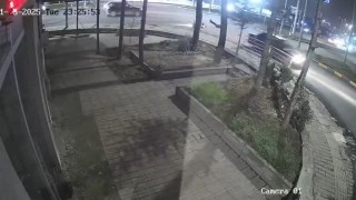 Otomobille motosikletin çarpıştığı kaza kamerada