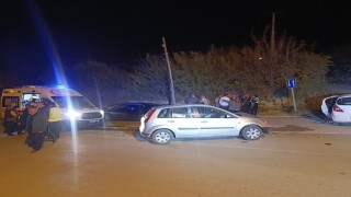 Otomobiller çarpıştı: 3 yaralı
