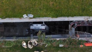 Otoparktan çıkan kadın sürücü araçlara çarparak boşluğa düştü