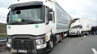 Otoyolda geri geri gelen tıra kamyonet çarptı: 1 ölü, 1 yaralı