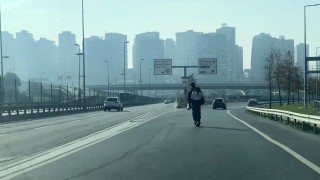 Otoyolda scooter ile tehlikeli yolculuk kamerada