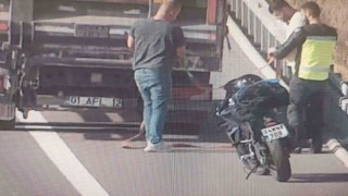 Otoyolda tehlikeli yolculuk kameralara yansıdı: Benzini biten motosikleti kamyonla çektiler