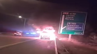 Otoyolda yanan otomobil kullanılamaz hale geldi
