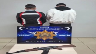 Oyuncak silahla şov yapıp sosyal medyada paylaştılar, polisten kurtulamadılar