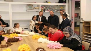 Özel kız öğrencilerinin el emeği atkıları, sevgi evlerindeki çocukları ısıttı