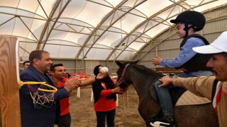 Özel özel ihtiyaç sahibi çocuklara atla terapi