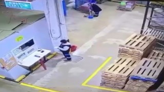 Paletlerin altında kalmaktan son anda kurtuldu