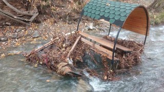 Paluda Teke Deresi taştı: banklar sürüklendi
