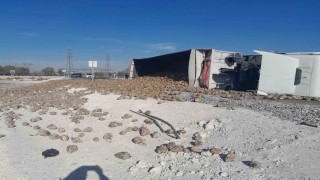 Pancar yüklü tır devrildi: 1 yaralı