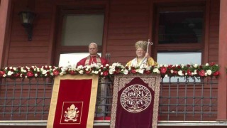Papa 14. Leo ve Fener Rum Patriği Bartholomeos, ayine katılanları selamladı