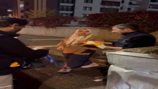 Para dolu çantayı yanlışlıkla çöpe attılar, çöp arabasını arayıp poşeti buldular