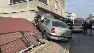 Park halindeki araca çarpan otomobil evin çatısına çıktı