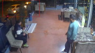 Park halindeki araca çarpıp kaçtı: Plakasını düşürüp kayıplara karıştı, o anlar kamerada