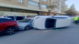 Park halindeki araçlara çarpan otomobil yan yattı: 1 yaralı