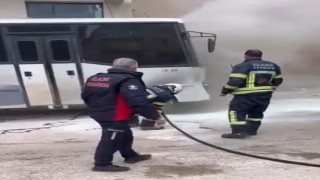 Park halindeki midibüs alev aldı