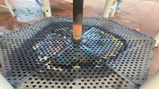 Parkta oynayan çocuklar oyuncağı ateşe verdi