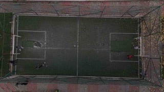 Parktaki halı sahayı, tarlaya çevirdiler