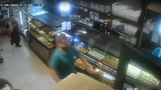 Pastanede dehşet anları: Elinde bıçakla müşterilere saldırdı