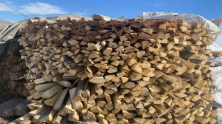 Patnosta kış yaklaşırken odun istifleme çalışmaları hız kazandı