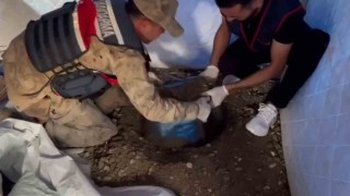 Pes dedirten uyanıklık, uyuşturucu bulunan kovayı deprem çadırının içerisinde toprağa gömdü