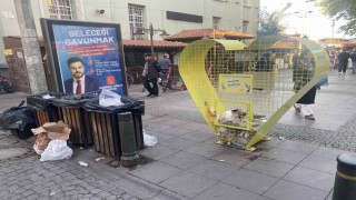 Plastik şişeler için kurulan geri dönüşüm kafesi çöplerle dolduruldu