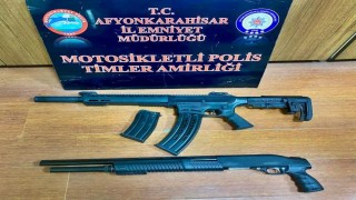 Polis çok sayıda ruhsatsız silah ve uyuşturucu maddeler ele geçirdi