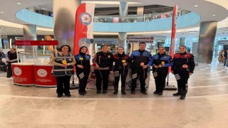 Polis kadına şiddetle mücadeleyi açtıkları stant ile anlattı