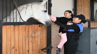 Polis lösemi hastası çocuklara at sevdirip, birlikte balon uçurdu